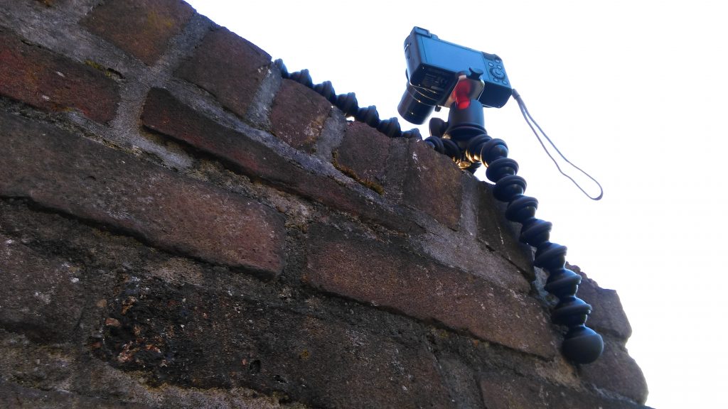 Camera met Jobi Gorillapod statief op een muur